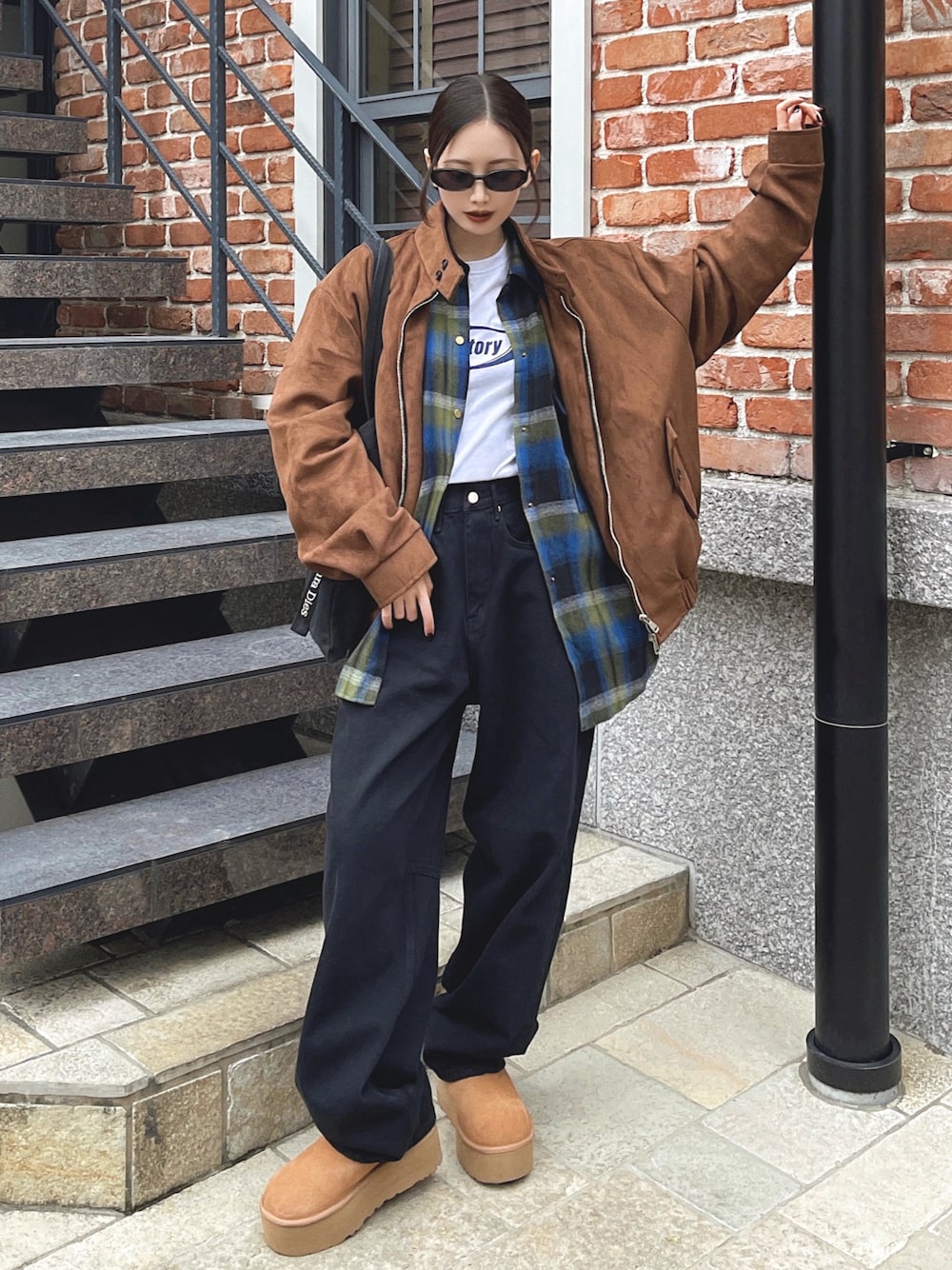 「冬アウター、ブラウン、厚底シューズ、チェック、韓国ファッション、ストリート、メガネ女子、デニム、冬コーデ、ショルダーバッグ、プチプラ、シャツスタイル、ムートンブーツ、マイベストコーデ2024、クリスマスに着たい服」｜「LADY LIKEのドットボタンチェックネルシャツ（シャツ/ブラウス、ブルー系）」を使った、T Λ Eさん（レディース・158cm）の秋コーディネートの1枚目の写真