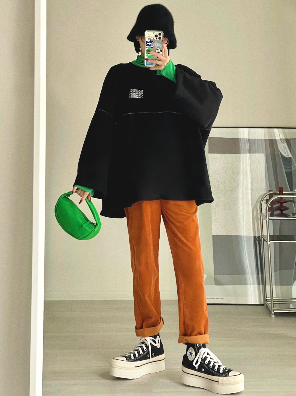 「秋服まるっと大公開、重ね着ベストシーズン、バケットハット、コーデュロイ、スニーカー、スウェット、スポーツミックス、アウトドアスタイル、休日スタイル、ハロウィン、ストリート、GU、プチプラ、秋コーデ、ファッションを楽しもう」｜「CANAL JEANのRCW BLUE LABEL(ブルーレーベル) "common"裏起毛トレーナー（スウェット、ブラック系）」を使った、T Λ Eさん（レディース・158cm）の秋コーディネートの1枚目の写真