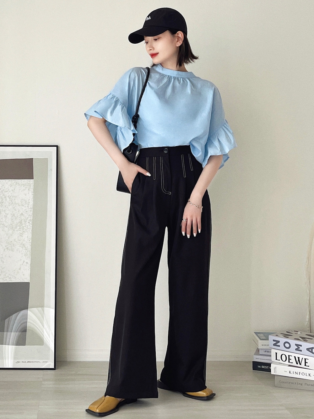 「キャップ、ハイウエスト、モード、パンプス、ブラウス、韓国ファッション、ショルダーバッグ、プチプラ、ストリート、ビッグシルエット、フェススタイル、お出かけコーデ、アツいコーデ全部見せ、今日のコスメと服、きれいめカジュアル」｜「etadeのアニバーサリー ブレイディドハンドル 変形2wayバッグ etda22a002（ショルダーバッグ、ブラック系）」を使った、T Λ Eさん（レディース・158cm）の夏コーディネートの1枚目の写真