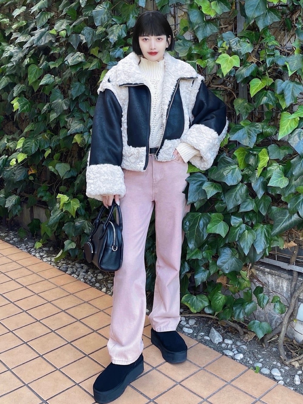 「今日のコスメと服、ブーツ、レイヤードスタイル、韓国ファッション、冬アウター、クリスマスに着たい服、マイベストコーデ2023、お出かけコーデ、プチプラ、タートルネック、冬コーデ、ムートンジャケット、ニット、冬を彩る色いろコーデ、ムートンブーツ」｜「me+em selectの【 新色追加／１１色展開 】やわらかローゲージハイネッククロップドニット（ニット/セーター、ベージュ系）」を使った、T Λ Eさん（レディース・158cm）の冬コーディネートの1枚目の写真
