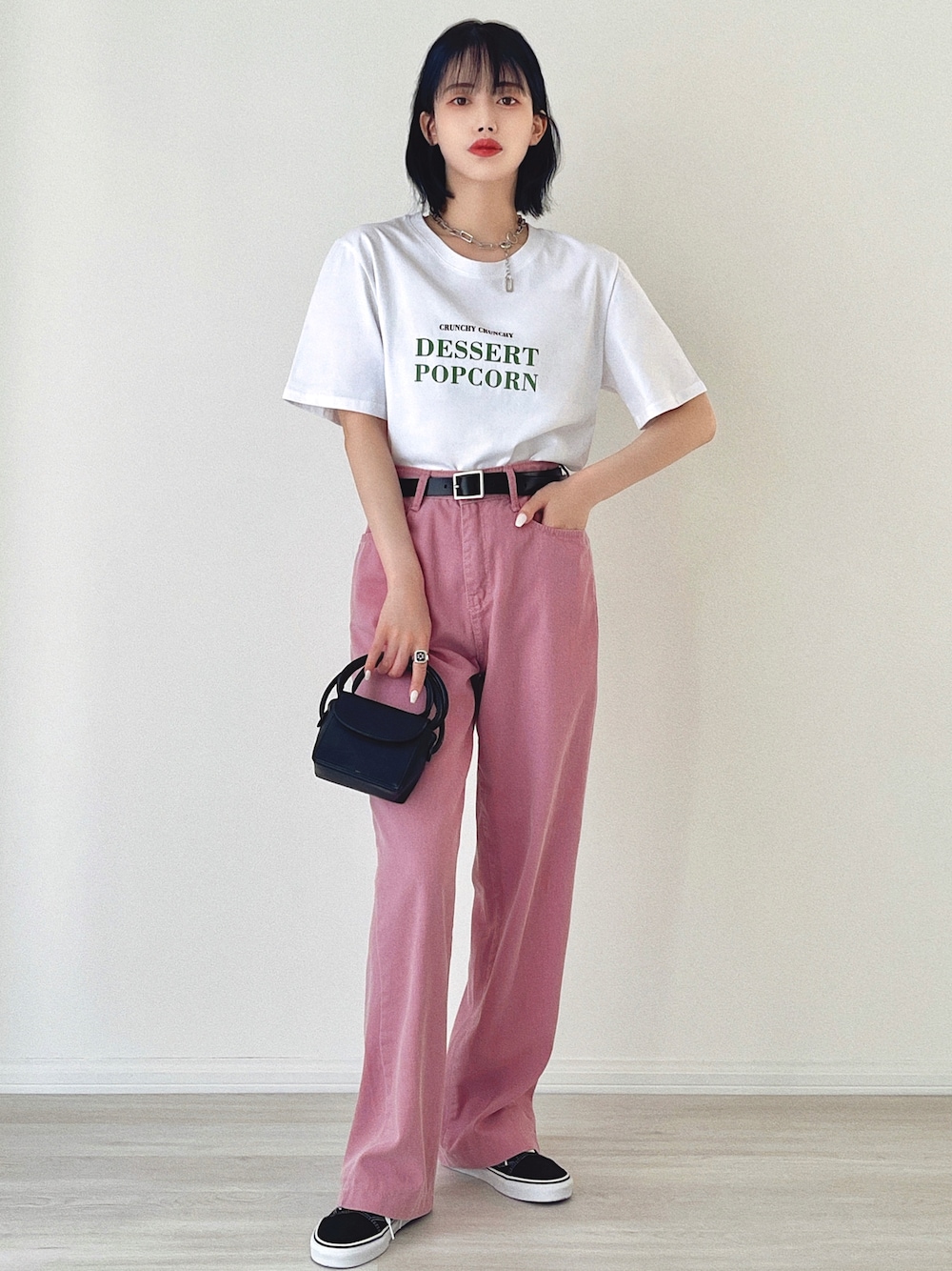 「韓国ファッション、ピンク、ミニバッグ、夏だ！Tシャツ着よう！、ストリート、ビッグシルエット、お出かけコーデ、スポーツサンダル、スニーカー、Tシャツ、ハイウエスト、モード、今日のコスメと服、みんなの白Tフェス、ロゴT」｜「etadeのポップコーンロゴTシャツ etdw23s003（Tシャツ/カットソー、ホワイト系）」を使った、T Λ Eさん（レディース・158cm）の夏コーディネートの1枚目の写真