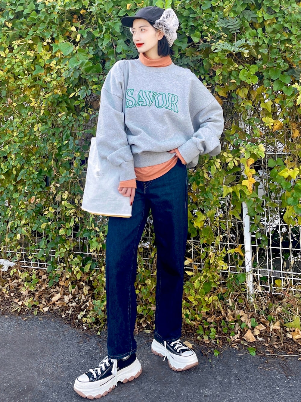 「今日のコスメと服、スウェット、レイヤードスタイル、プチプラ、厚底シューズ、韓国ファッション、お出かけコーデ、古着MIX、デニム、スニーカー、トートバッグ、冬コーデ、タートルネック、ストリート、冬を彩る色いろコーデ」｜「WEARのWEAR10周年オリジナルバッグ（トートバッグ、その他）」を使った、T Λ Eさん（レディース・158cm）の秋コーディネートの1枚目の写真