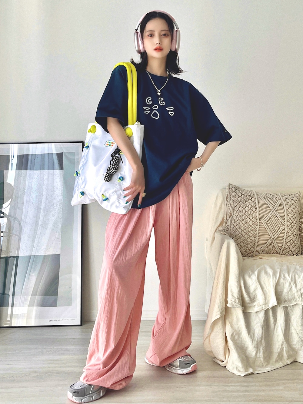 ホワイト系のトートバッグ、ピンク系のその他パンツ、ブルー系のTシャツ/カットソーを着用したレディースの夏コーディネートの1枚目の写真