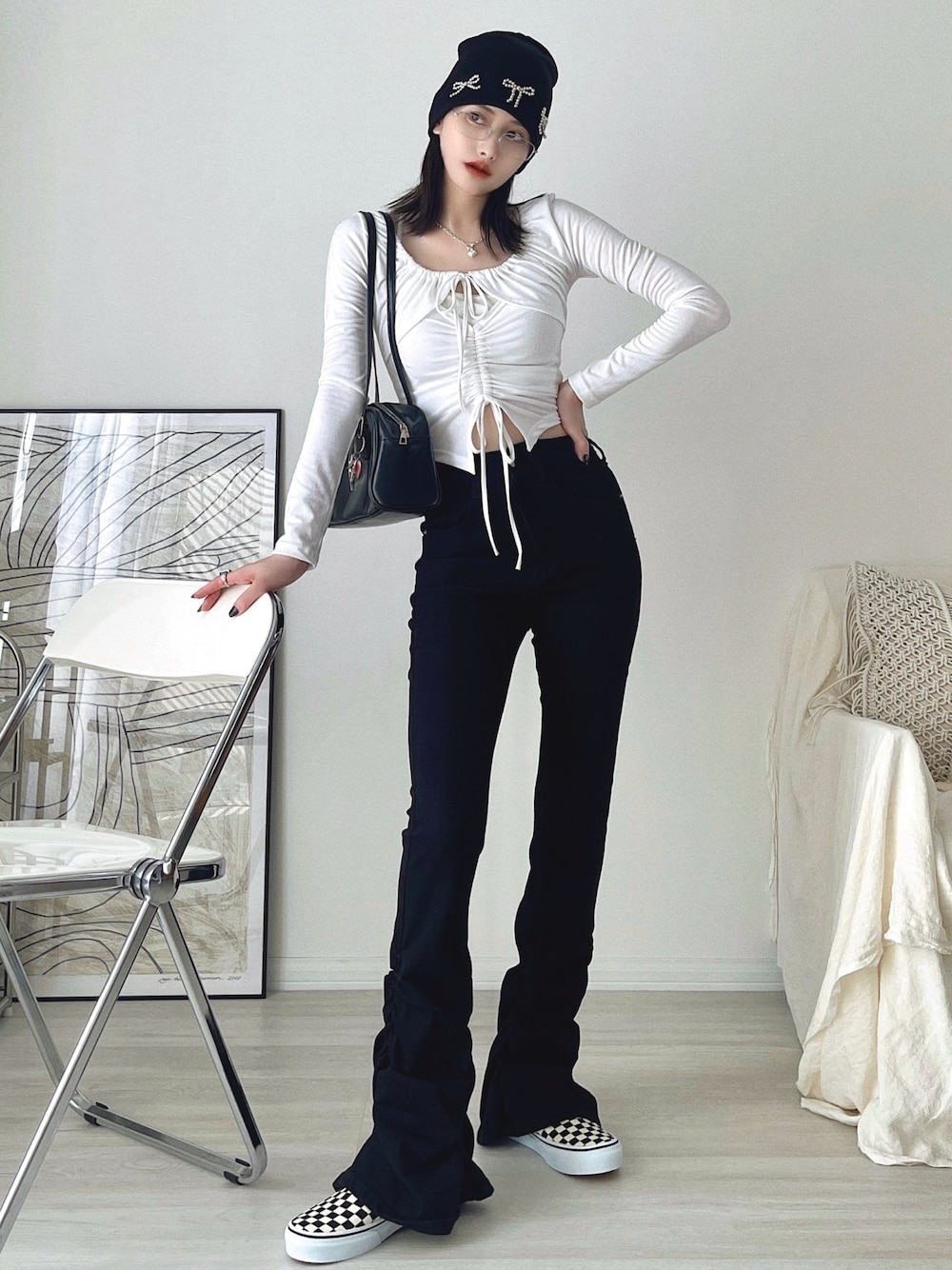 T Λ Eさんの「【TAE×Chick】シャーリングブーツカットデニムパンツ（Chick）」を使ったコーディネートの1枚目の写真