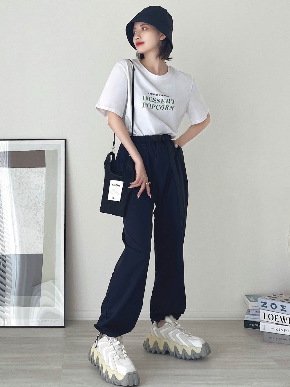 「ロゴT、スニーカー、モノトーン、バケットハット、カーゴパンツ、ショルダーバッグ、韓国ファッション、お出かけコーデ、ナイロンパンツ、夏コーデ、プチプラ、ストリート、ビッグシルエット、みんなの白Tフェス、アツいコーデ全部見せ」｜「etadeのポップコーンロゴTシャツ etdw23s003（Tシャツ/カットソー、ホワイト系）」を使った、T Λ Eさん（レディース・158cm）の夏コーディネートの1枚目の写真