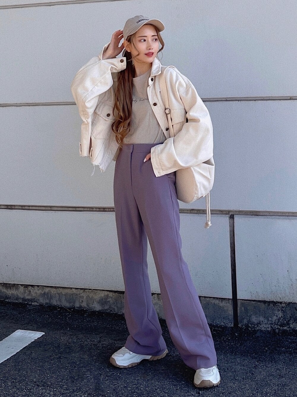 「リュック、ロゴT、ボリューム袖、パープル、スラックス、スラックスパンツ、スニーカー、キャップ、春夏コーデ、休日スタイル、ビッグシルエット、きれいめカジュアル、カラー×コーデ、韓国ファッション、レイヤードスタイル」｜「etadeの【etade】canvas bucket bag etda22s003（バックパック/リュック、ホワイト系）」を使った、T Λ Eさん（レディース・158cm）の春コーディネートの1枚目の写真
