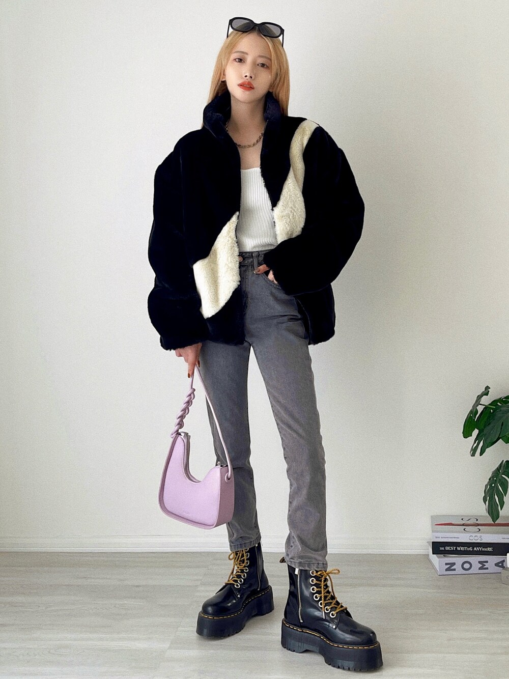 「ナイキ、NIKE、Dr.Martens、ファージャケット、スキニーデニム、厚底シューズ、ブーツ、レースアップシューズ、モノトーン、韓国ファッション、秋冬コーデ、ファー、レイヤードスタイル、ビッグシルエット、きれいめカジュアル」｜「etadeのアニバーサリー ブレイディドハンドル 変形2wayバッグ etda22a002（ショルダーバッグ、パープル系）」を使った、T Λ Eさん（レディース・158cm）の秋コーディネートの1枚目の写真