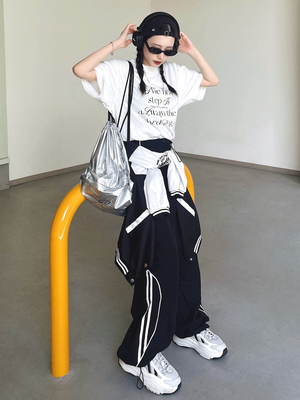 「夏コーデ、韓国ファッション、サングラス、スニーカー、厚底シューズ、ロゴT、ショルダーバッグ、アウトドアスタイル、キャップ、フェススタイル、お出かけコーデ、モノトーン、ブラックコーデ、プチプラ、スポーツミックス」｜「Muel ChicのFirst Tshirt  ファーストTシャツ（Tシャツ/カットソー、ホワイト系）」を使った、T Λ Eさん（レディース・158cm）の夏コーディネートの1枚目の写真