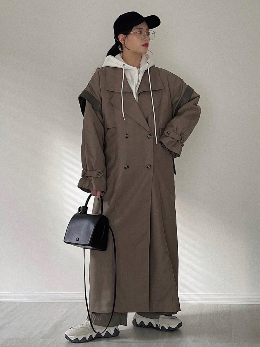 「トレンチコート、キャップ、メガネ女子、フーディー、韓国ファッション、ダッドスニーカー、秋服準備はじめました、秋トレンド2021、レイヤードスタイル、厚底シューズ、ビッグシルエット、スクエアバッグ、きれいめカジュアル、カーキ、秋コーデ」｜「etadeの【etade】square bag etda1（ショルダーバッグ、ブラック系）」を使った、T Λ Eさん（レディース・158cm）の秋コーディネートの1枚目の写真
