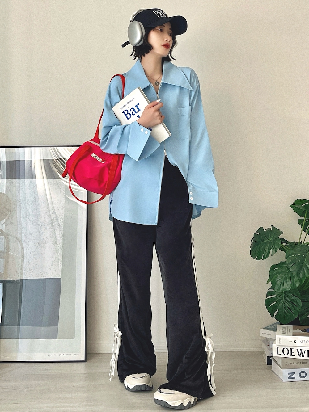 「キャップ、シャツスタイル、お出かけコーデ、ショルダーバッグ、春コーデ、春服みてみて、スニーカー、春色、スポーツミックス、ストリート、春のおしゃ見えテクニック、春のNewスタイル、ブラウス、トートバッグ、韓国ファッション」｜「Chickのラウンドミニショルダーバッグ（ショルダーバッグ、ピンク系）」を使った、T Λ Eさん（レディース・158cm）の冬コーディネートの1枚目の写真