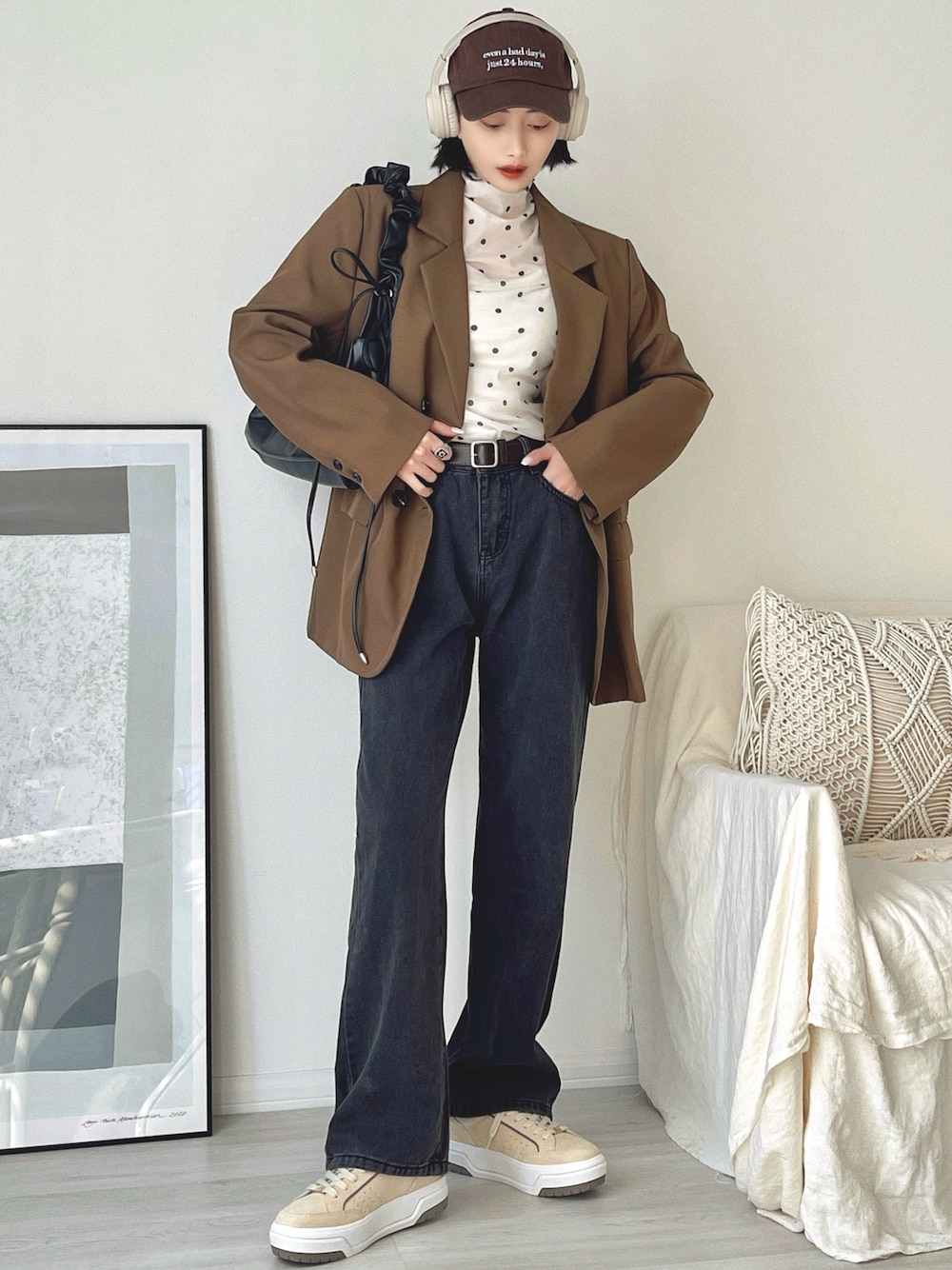 ホワイト系のTシャツ/カットソー、ブラウン系のテーラードジャケット、グレー系のデニムパンツを着用したレディースの春コーディネートの1枚目の写真