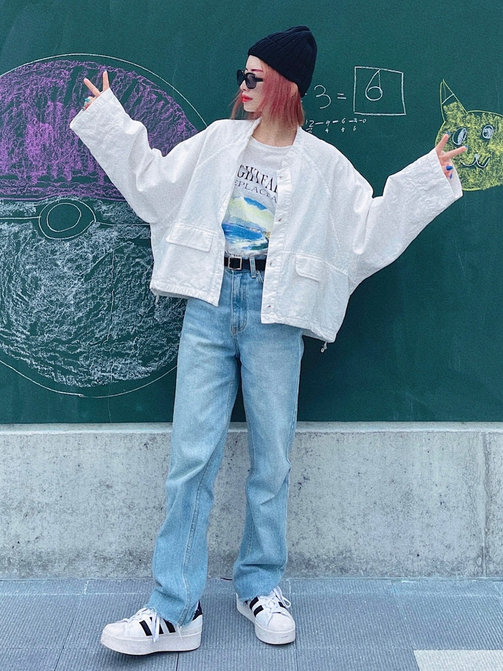 「ニット帽、厚底シューズ、休日スタイル、プチプラ、ショルダーバッグ、韓国ファッション、デニム、シンプルコーデ、白スニーカー、ビッグシルエット、レイヤードスタイル、サングラス、スニーカー、今日のコスメと服、このスタイルがお気に入り」｜「etadeの【etade】canvas bucket bag etda22s003（バックパック/リュック、ブラック系）」を使った、T Λ Eさん（レディース・158cm）の春コーディネートの1枚目の写真