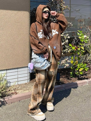 「SEQUENZ（シークエンズ）の＊新色追加【SEQUENZ（シークエンズ）】FADE ZIP P/K /フェード フルジップ オーバーサイズ ヴィンテージライク センターロゴ（パーカー）」を使った、T Λ Eさん（レディース・158cm）の春コーディネート