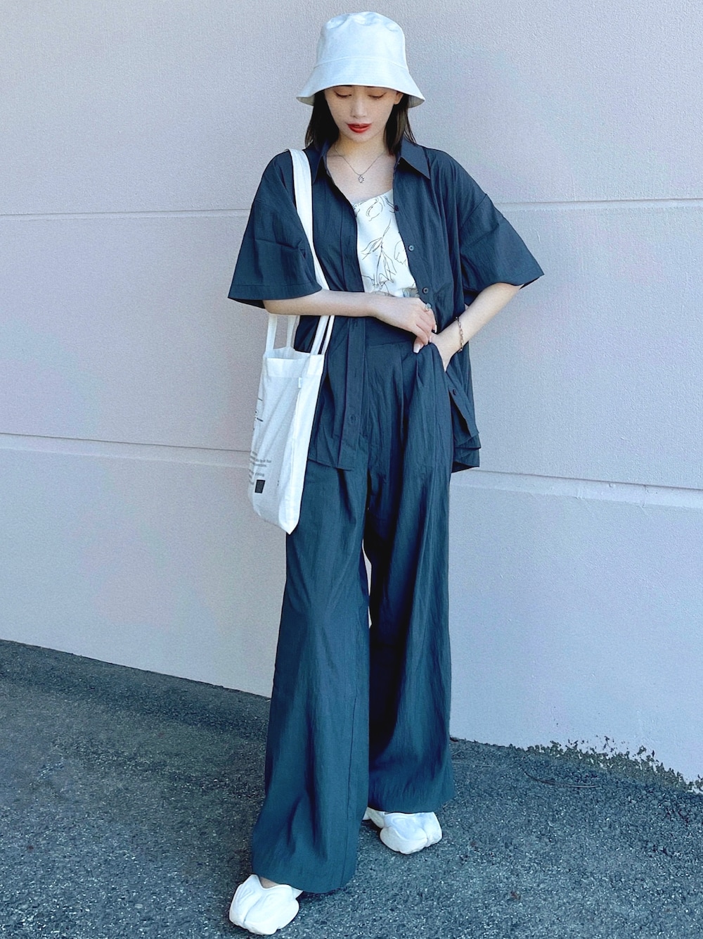 「今日のコスメと服、バケットハット、プチプラ、セットアップ、GU、NIKE、トートバッグ、韓国ファッション、サンダル、ストリート、ショルダーバッグ、休日スタイル、厚底シューズ、夏コーデ、モノトーン」｜「CANAL JEANの【セットアップ対応】 El mar(エルマール) レーヨンナイロン半袖シャツ（シャツ/ブラウス、グレー系）」を使った、T Λ Eさん（レディース・158cm）の夏コーディネートの1枚目の写真