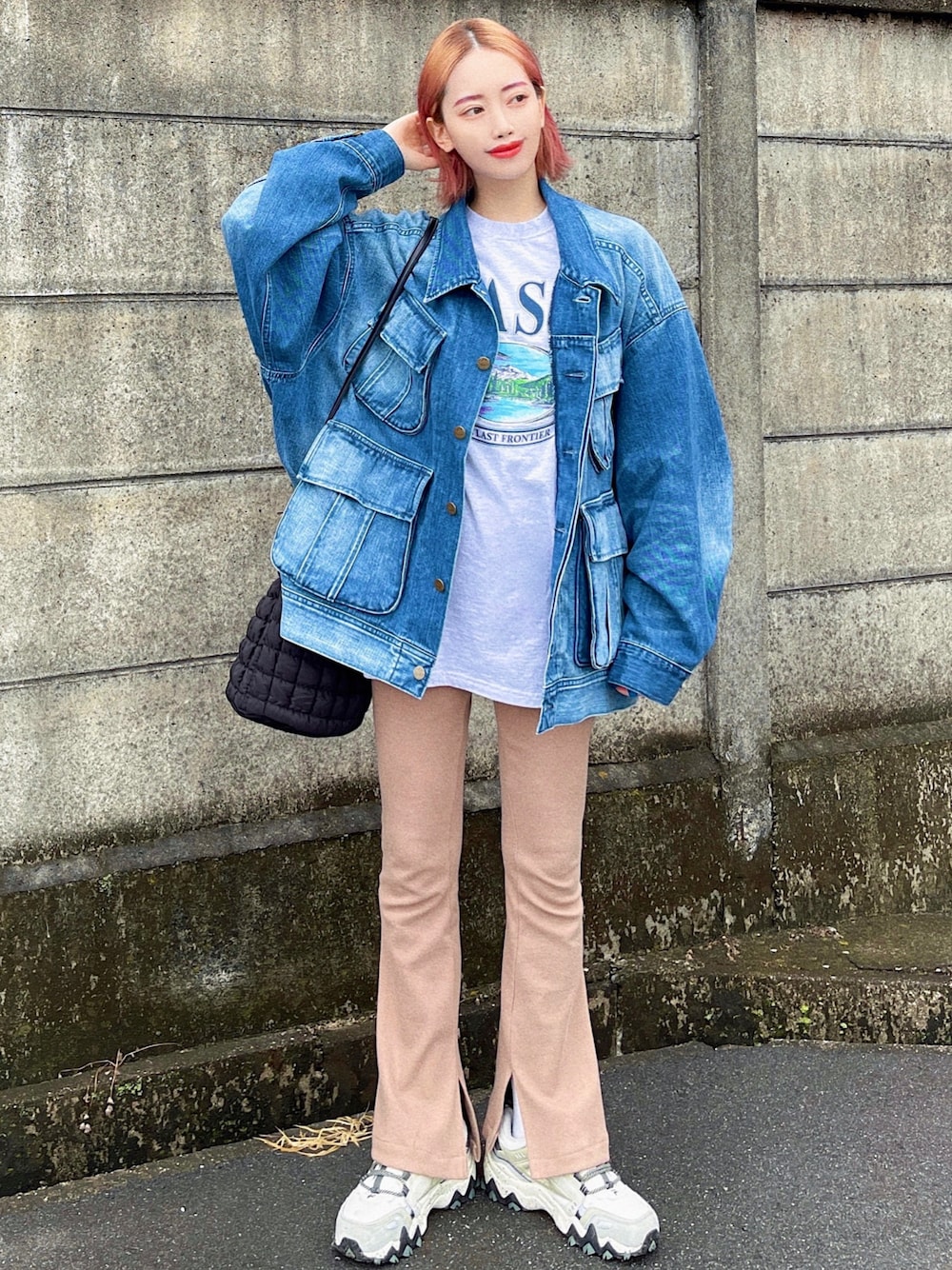「初夏コーデ、休日スタイル、韓国ファッション、ショルダーバッグ、デニム、デニムジャケット、シンプルコーデ、ストリート、白スニーカー、ビッグシルエット、レイヤードスタイル、ミニバッグ、お出かけコーデ日記、スニーカー、今日のコスメと服」｜「etadeのアニバーサリー キルティング巾着バッグ etda22a001（ショルダーバッグ、ブラック系）」を使った、T Λ Eさん（レディース・158cm）の春コーディネートの1枚目の写真