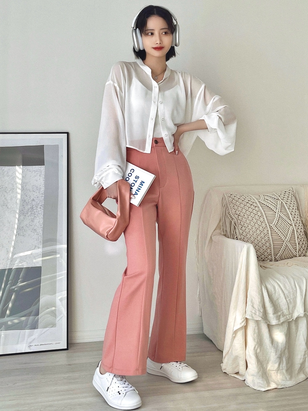 「春コーデ、ブラウス、シアートップス、プチプラ、ピンク、今日のコスメと服、シンプルコーデ、スニーカー、大人カジュアル、アウトドアスタイル、休日スタイル、スポーツミックス、春夏コーデ、パステルカラー、シャツスタイル」｜「Ada.のショート丈 ボリュームスリーブ シアーシャツ（シャツ/ブラウス、ホワイト系）」を使った、T Λ Eさん（レディース・158cm）の春コーディネートの1枚目の写真