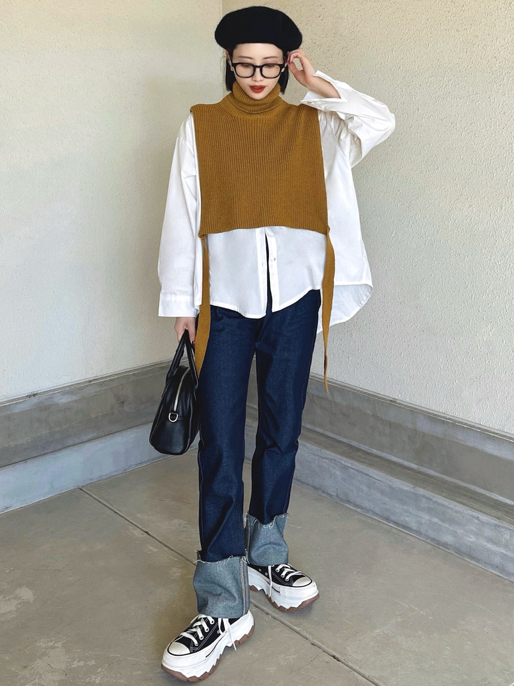 「ベレー帽、メガネ女子、スボーツミックス、お出かけコーデ、今日のコスメと服、ビッグシルエット、レイヤードスタイル、厚底シューズ、冬コーデ、デニム、スニーカー、ニット、タートルネック、きれいめカジュアル、冬を彩る色いろコーデ」｜「Foxx & Co.のショート丈ハイネックベストとオーバーサイズシャツのセットコーデ（トップス、ホワイト系）」を使った、T Λ Eさん（レディース・158cm）の秋コーディネートの1枚目の写真