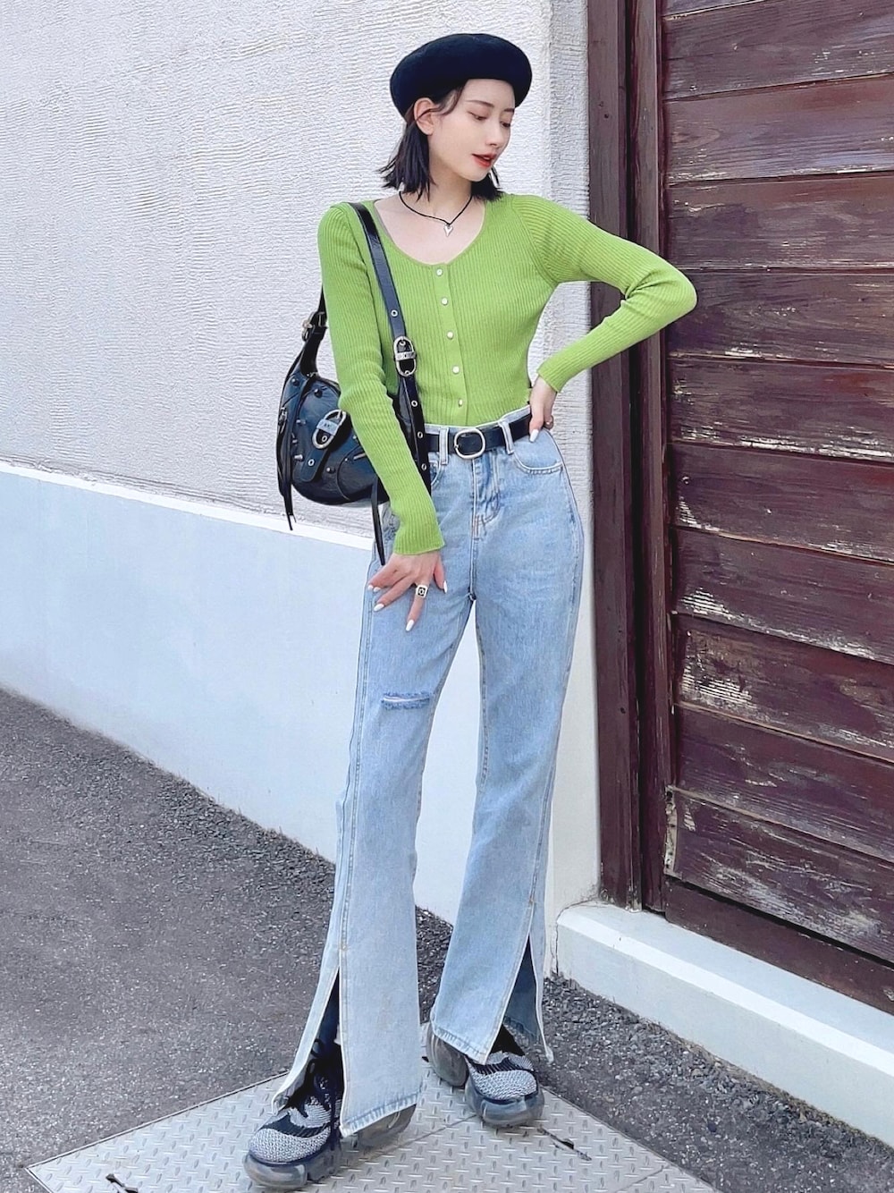 ブラック系のショルダーバッグ、グリーン系のカーディガン/ボレロ、ブルー系のデニムパンツを着用したレディースの夏コーディネートの1枚目の写真