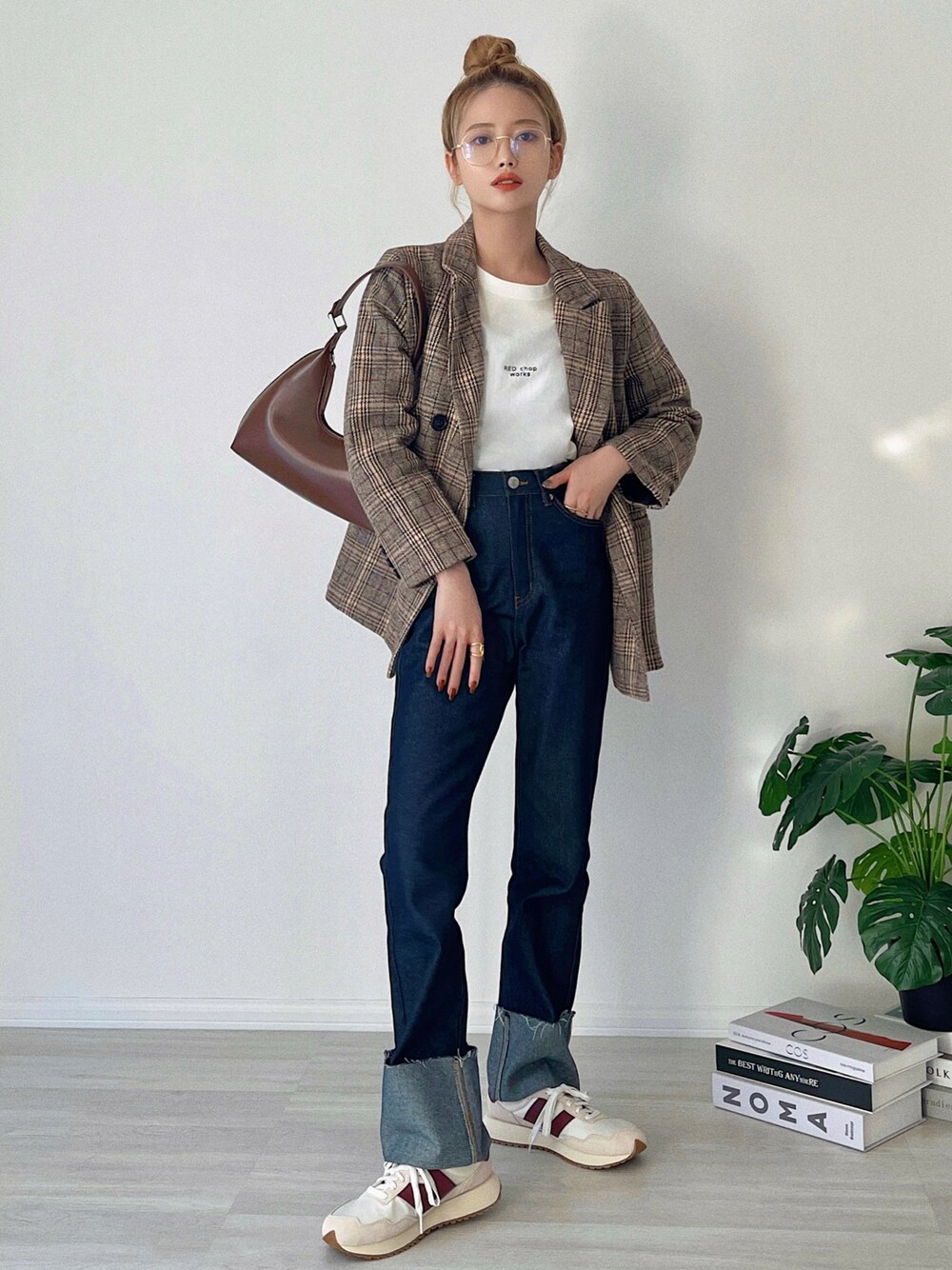 「テーラードジャケット、デニムパンツ、New Balance、韓国ファッション、きれいめカジュアル、スニーカーコーデ、秋冬コーデ、シンプルコーデ、レイヤードスタイル、ビッグシルエット、パンツコーデ、メンズライク、ブラウン、着回しコーデ、休日スタイル」｜「etadeのぷっくりカーブ ショルダーバッグ etda22s010（ハンドバッグ、ブラウン系）」を使った、T Λ Eさん（レディース・158cm）の秋コーディネートの1枚目の写真