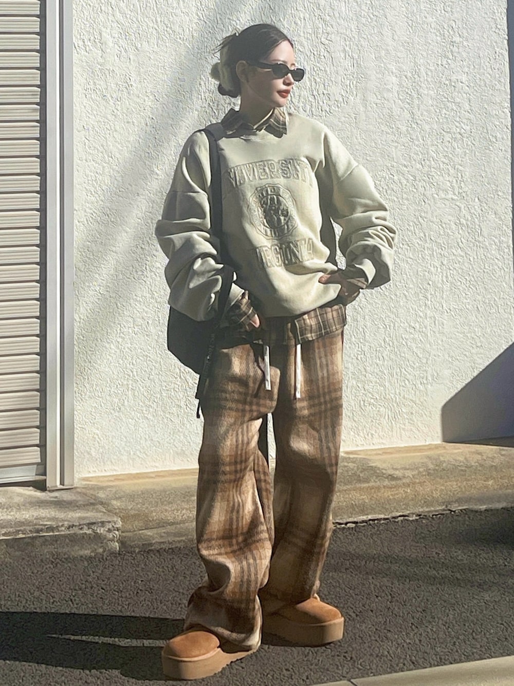 ベージュ系のスウェット、ベージュ系のシャツ/ブラウス、ブラウン系のその他パンツを着用したレディースの秋コーディネートの1枚目の写真