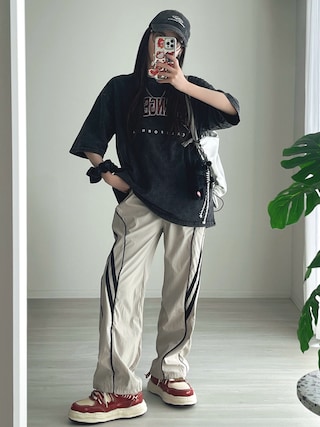 「DEVICE(デバイス)のロゴ プリント ピグメント 古着風 ビッグシルエット Tシャツ(Tシャツ/カットソー)」を使った、T Λ Eさん(レディース・158cm)の春コーディネート