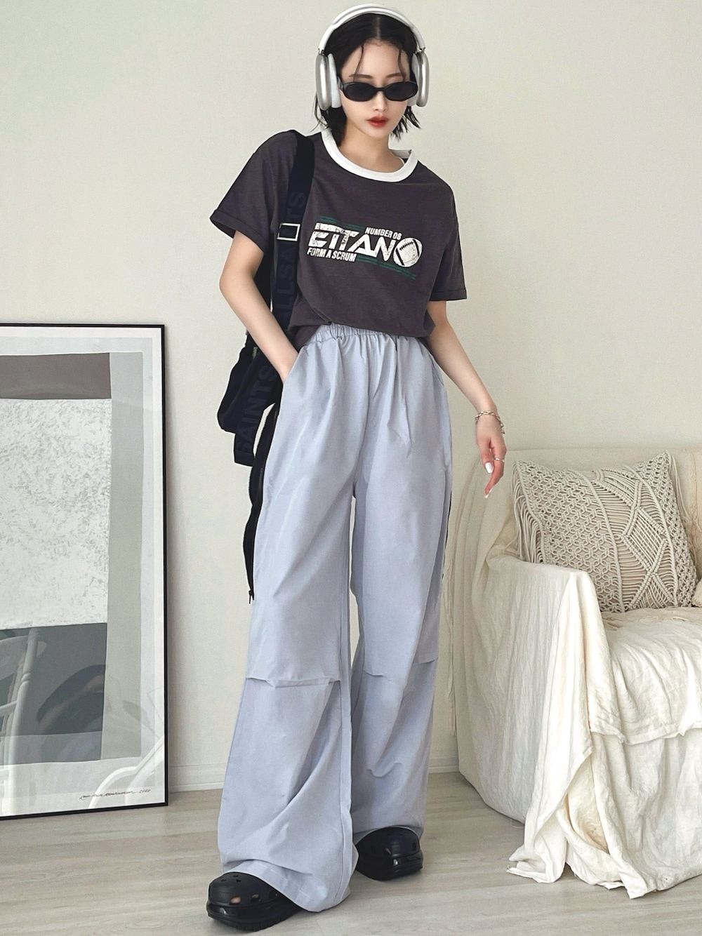 「今日のコスメと服、韓国ファッション、ストリート、モノトーン、お出かけコーデ、プチプラ、メガネ女子、春夏コーデ、アウトドアスタイル、モード、スポーツミックス、ショルダーバッグ、ロゴT、厚底シューズ、サングラス」｜「Ada.のフットボールデザイン ヴィンテージライク リンガー Tシャツ（Tシャツ/カットソー、グレー系）」を使った、T Λ Eさん（レディース・158cm）の春コーディネートの1枚目の写真