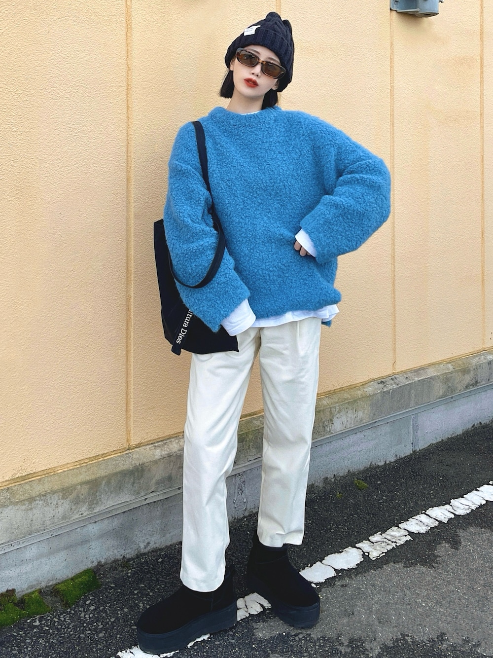 「ニット帽、ニット、レイヤードスタイル、厚底シューズ、スポーツミックス、お出かけコーデ、韓国ファッション、トートバッグ、冬コーデ、ストリート、ビッグシルエット、袖ボリューム、今日のコスメと服、冬を彩る色いろコーデ、ムートンブーツ」｜「CANAL JEANのEl mar(エルマール) アルパカ混クルーネックニット（ニット/セーター、ブルー系）」を使った、T Λ Eさん（レディース・158cm）の秋コーディネートの1枚目の写真