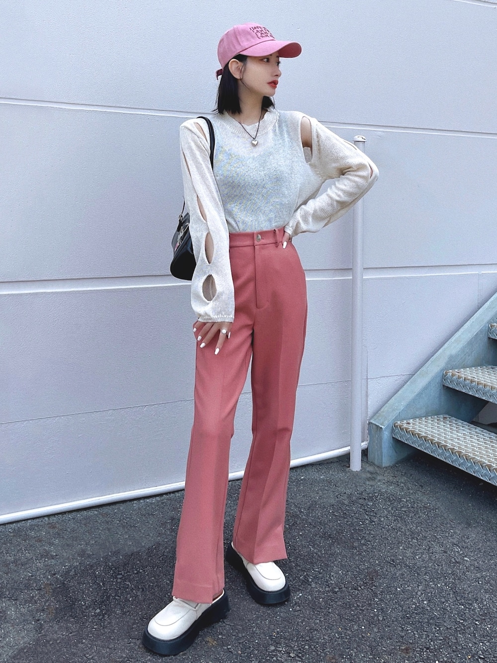 ホワイト系のニット/セーター、ホワイト系のローファー、ピンク系のその他パンツを着用したレディースの春コーディネートの1枚目の写真