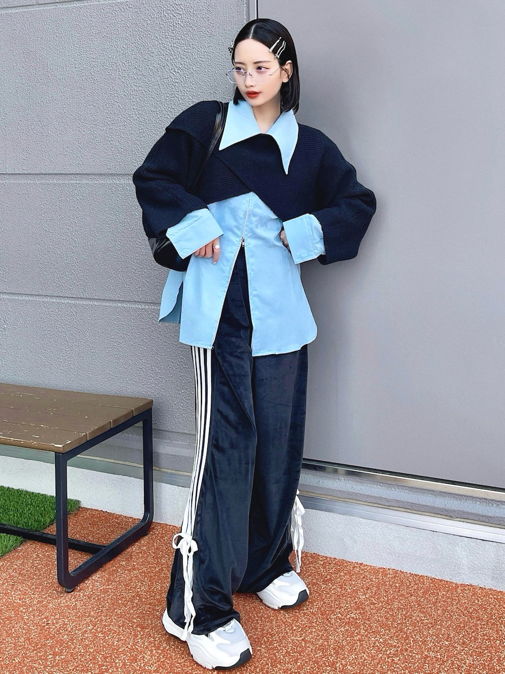 「韓国ファッション、モノトーン、スニーカー、メガネ女子、春夏コーデ、アウトドアスタイル、モード、ストリート、ブラウス、パステルカラー、休日スタイル、スポーツミックス、シンプルコーデ、シャツスタイル、今日のコスメと服」｜「Vipoaのクロスラップショートニット（ニット/セーター、ブラック系）」を使った、T Λ Eさん（レディース・158cm）の春コーディネートの1枚目の写真