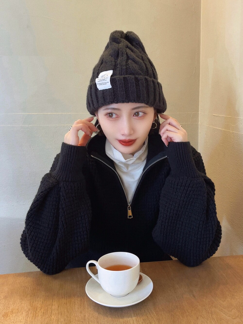 「韓国ファッション、ニット帽、モノトーン、今日のコスメと服、ハーフジップ、ストリート、ニット、レイヤードスタイル、休日スタイル、スポーツミックス、プチプラ、タートルネック、冬コーデ、シルバーアクセサリー、お出かけコーデ」｜「Vipoaのスタンドカラーダブルジップワッフルニットブルゾン（カーディガン/ボレロ、ブラック系）」を使った、T Λ Eさん（レディース・158cm）の冬コーディネートの1枚目の写真