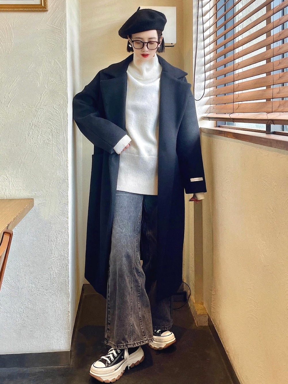 「モノトーン、メガネ女子、スニーカー、冬コーデ、デニム、タートルネック、休日スタイル、お出かけコーデ、デートコーデ、プチプラ、冬アウター、シンプルコーデ、レイヤードスタイル、ニット、今日のコスメと服」｜「Levi'sの【ZOZO限定】Levi's/リーバイス 94 BAGGY WIDE LEG（デニムパンツ、ブラック系）」を使った、T Λ Eさん（レディース・158cm）の冬コーディネートの1枚目の写真