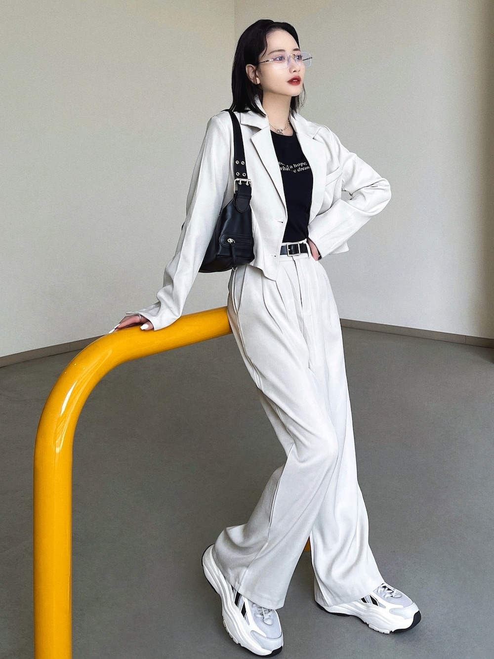 「きれいめカジュアル、セットアップ、韓国ファッション、メガネ女子、スニーカーコーデ、スニーカー、モノトーン、ショルダーバッグ、ロゴT、春夏コーデ、パンツスタイル、モードカジュアル、リラックススタイル、ストリート、モード」｜「Chickのショートジャケットセットアップ（セットアップ、ホワイト系）」を使った、T Λ Eさん（レディース・158cm）の春コーディネートの1枚目の写真
