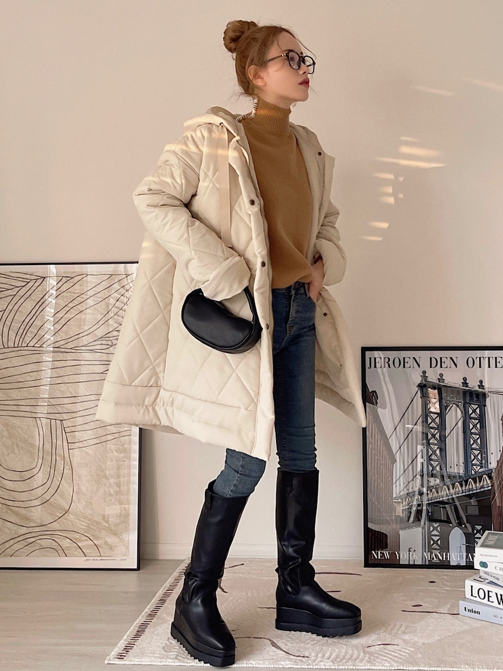 ホワイト系のその他アウター、ブラウン系のニット/セーター、ブルー系のデニムパンツを着用したレディースの冬コーディネートの1枚目の写真