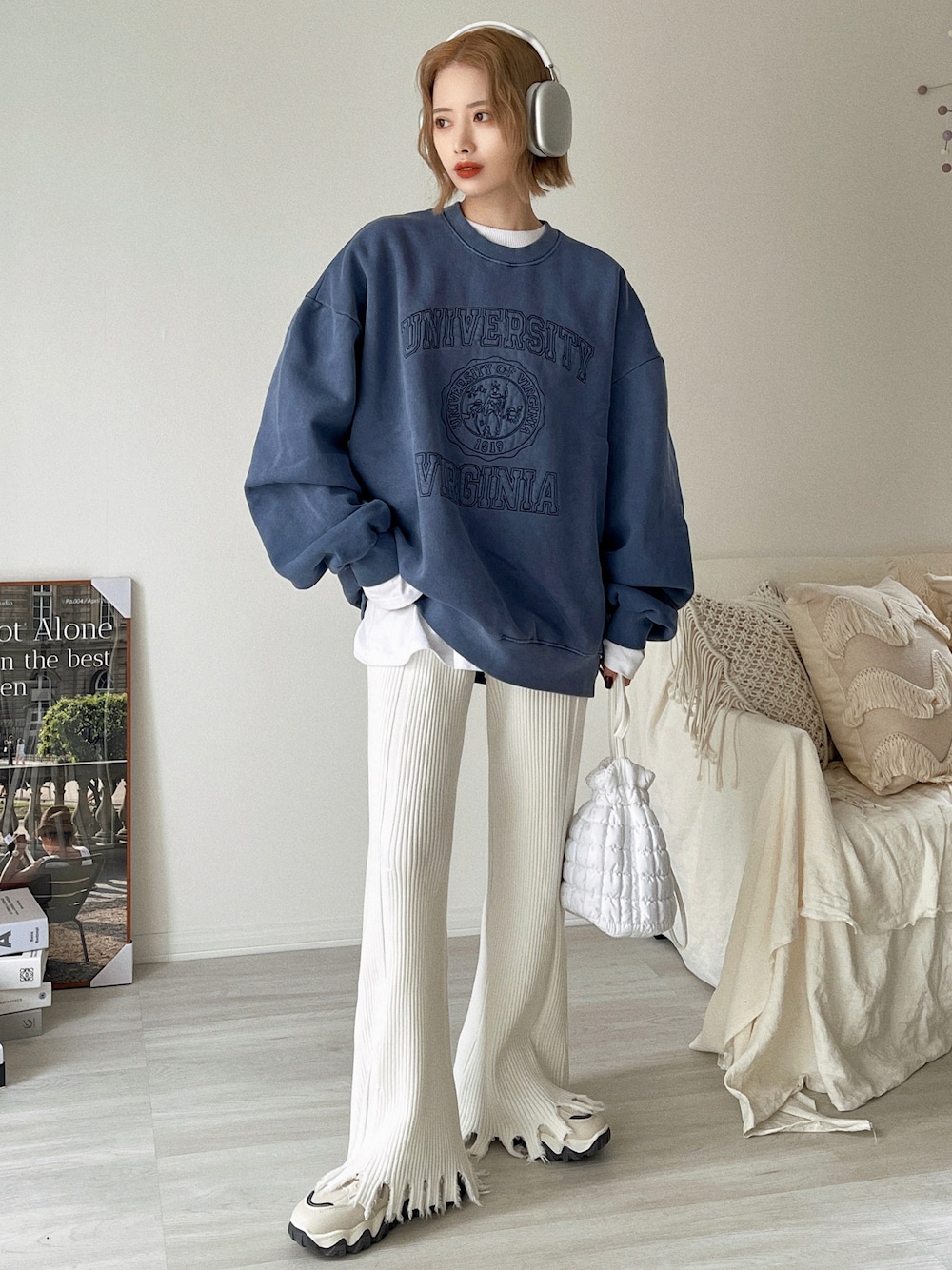 「スウェット、韓国ファッション、レイヤードスタイル、ロゴスウェット、シンプルコーデ、ビッグシルエット、ストリート、休日スタイル、厚底シューズ、ボリューム袖、スニーカーコーデ、白スニーカー、春コーデ、スニーカー、モード」｜「etadeのフレアダメージ ニットパンツ etdw23s001（その他パンツ、ホワイト系）」を使った、T Λ Eさん（レディース・158cm）の春コーディネートの1枚目の写真