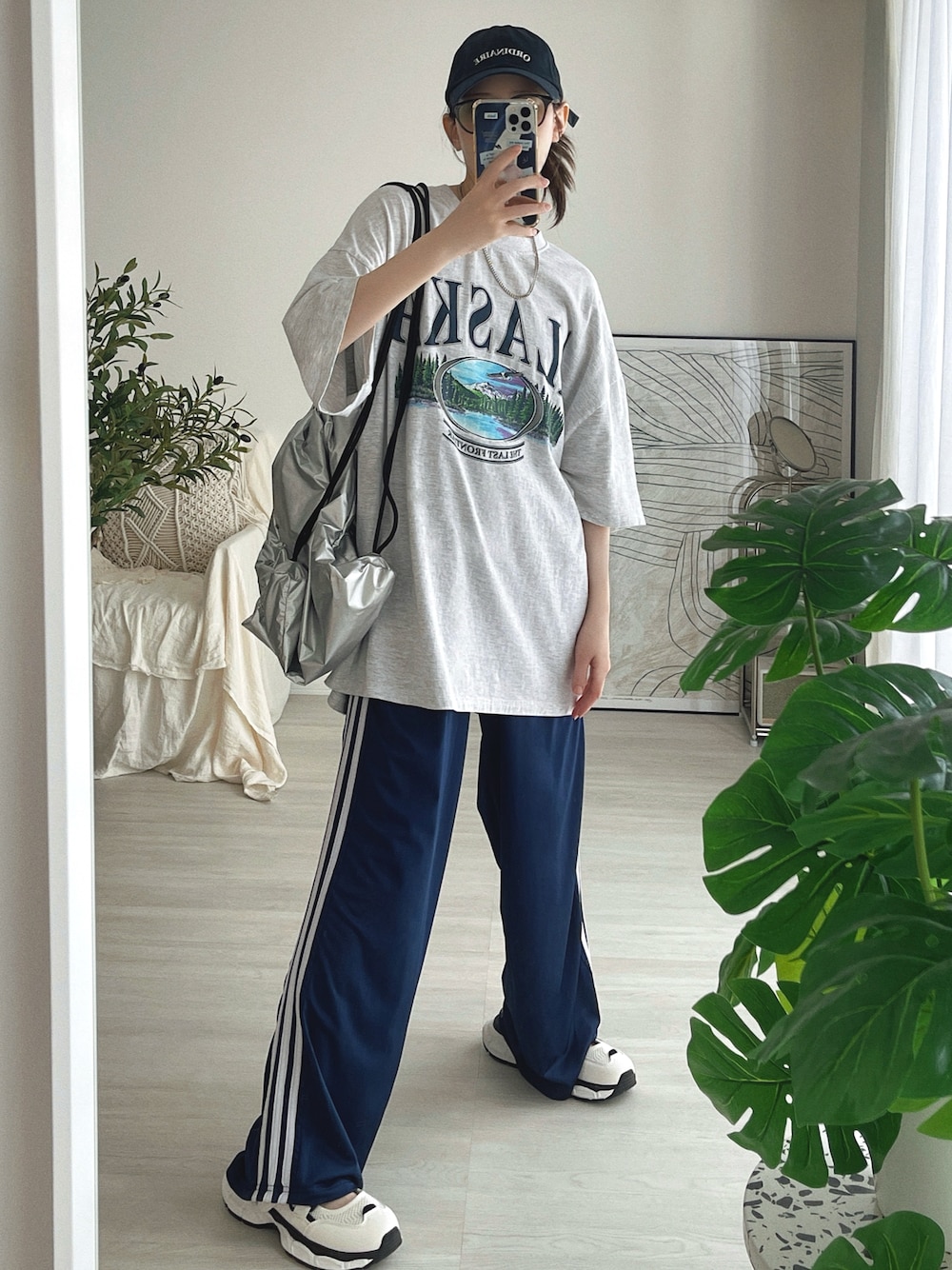 「キャップ、ロゴT、ショルダーバッグ、メガネ女子、韓国ファッション、アウトドアスタイル、古着MIX、半袖シャツ、フェススタイル、プチプラ、サンダル、夏コーデ、サイドライン、スニーカー、お出かけコーデ」｜「CANAL JEANのEl mar(エルマール) "ALASKA"半袖Tシャツ（Tシャツ/カットソー、グレー系）」を使った、T Λ Eさん（レディース・158cm）の夏コーディネートの1枚目の写真