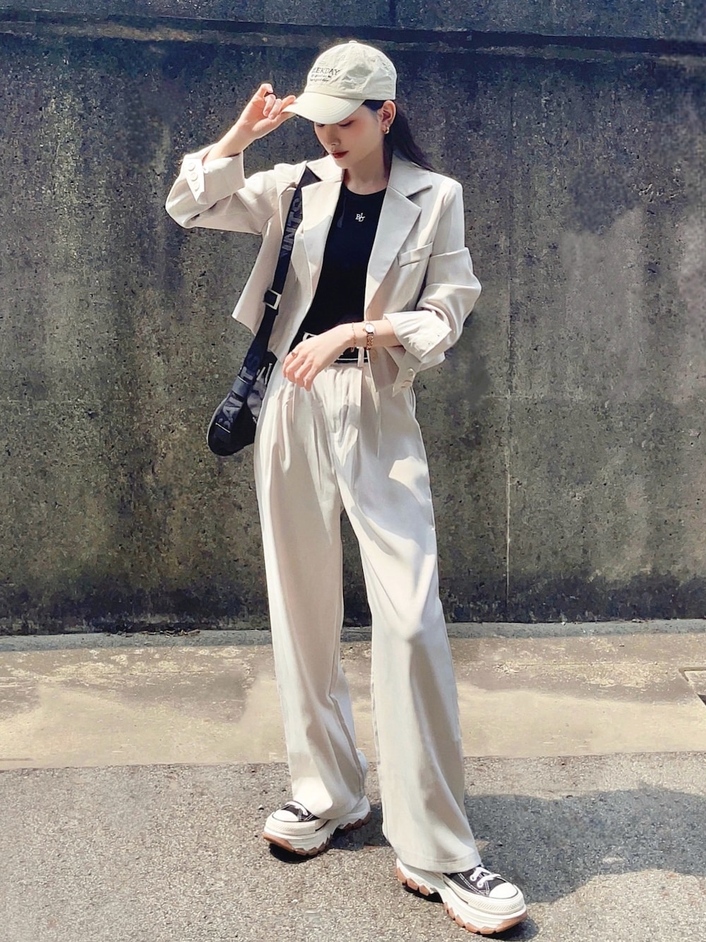 「DanielWellington、ダニエルウェリントン、DWコーデ、PR、セットアップ、スニーカー、キャップ、厚底シューズ、秋服準備はじめました、ショルダーバッグ、お出かけコーデ、モノトーン、ストリート、レイヤードスタイル、スポーツミックス」｜「Daniel WellingtonのOphelia Mini 25.5×22MM ローズゴールド／シルバー／ゴールド（アナログ腕時計、ゴールド系）」を使った、T Λ Eさん（レディース・158cm）の秋コーディネートの1枚目の写真