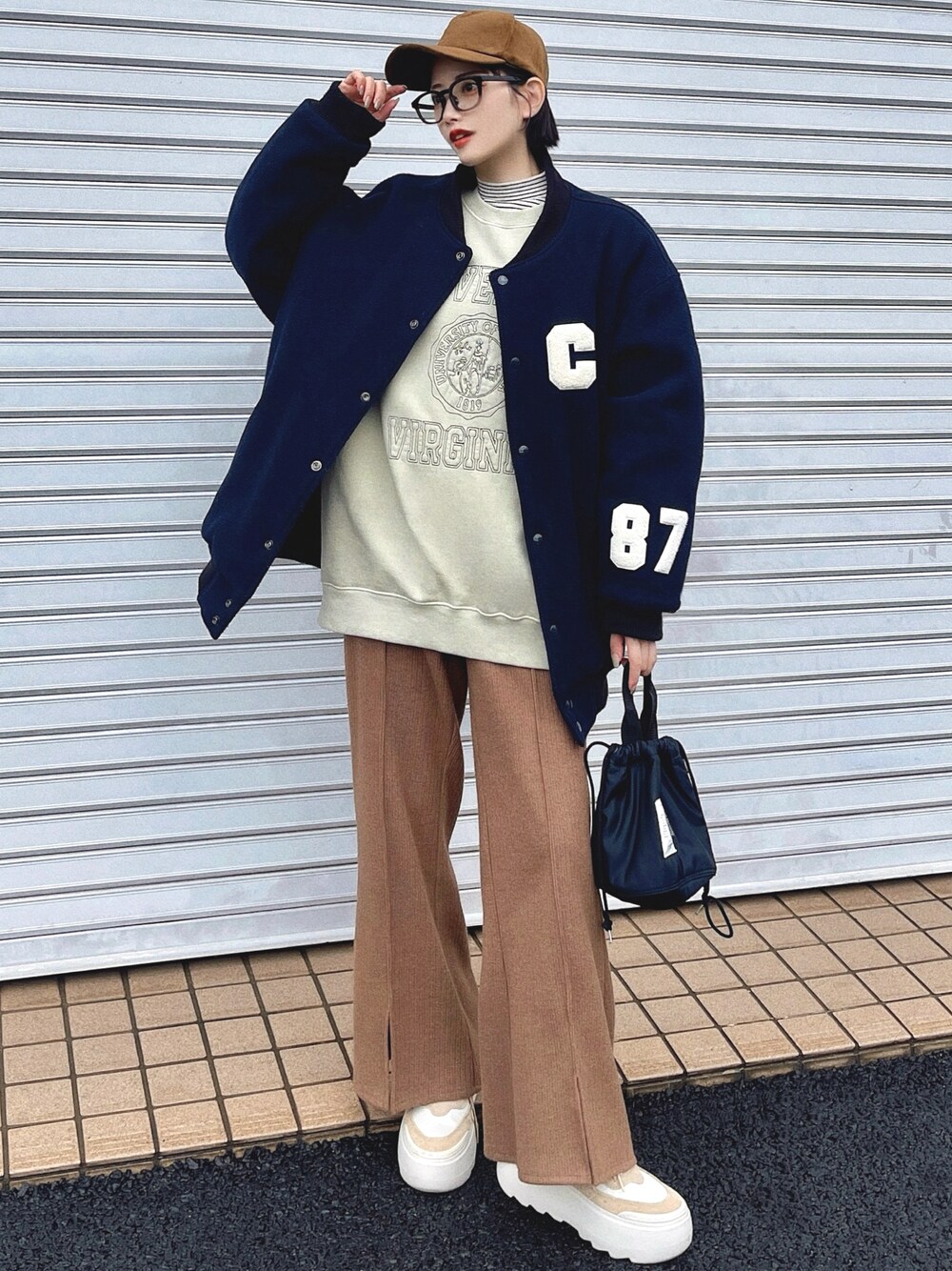 「プチプラ、冬コーデ、冬アウター、シンプルコーデ、スポーツミックス、ストリート、レイヤードスタイル、休日スタイル、スニーカー、キャップ、メガネ女子、スウェット、ビッグシルエット、韓国ファッション、スニーカーコーデ」｜「CANAL JEANのEl mar(エルマール) ヴィンテージ刺繍裏起毛トレーナー（スウェット、ベージュ系）」を使った、T Λ Eさん（レディース・158cm）の冬コーディネートの1枚目の写真