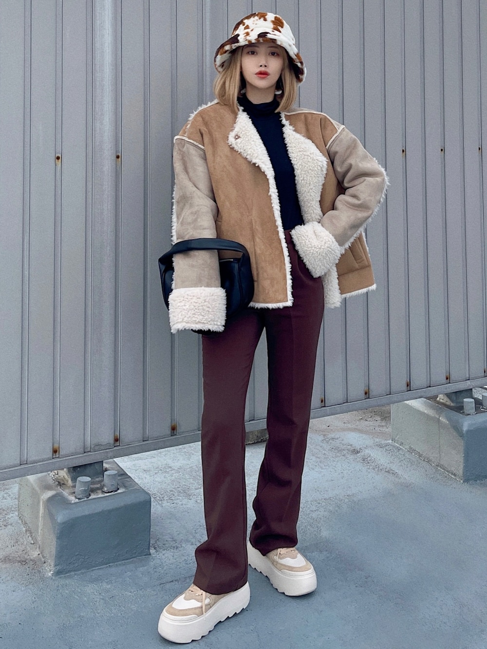 「バケットハット、UGG、ムートン、厚底シューズ、ブラウン、ブラウンコーデ、タートルネック、冬コーデ、モード、クリスマスに着たい服、レイヤードスタイル、休日スタイル、韓国ファッション、ほめられ本命コーデ、チョコ色に染まれ」｜「etadeの【etade】crescent bag etda22s002（ショルダーバッグ、ブラック系）」を使った、T Λ Eさん（レディース・158cm）の冬コーディネートの1枚目の写真