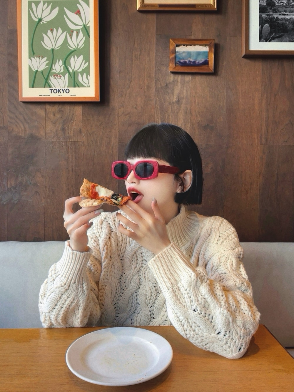 「今日のコスメと服、タートルネック、休日スタイル、ホワイトコーデ、クリスマスに着たい服、クリスマスコーデ、マイベストコーデ2023、赤、お出かけコーデ、プチプラ、きれいめカジュアル、カラーレンズ、冬コーデ、ニット、冬を彩る色いろコーデ」｜「me+em selectの【 新色追加／１１色展開 】やわらかローゲージハイネッククロップドニット（ニット/セーター、ベージュ系）」を使った、T Λ Eさん（レディース・158cm）の冬コーディネートの1枚目の写真