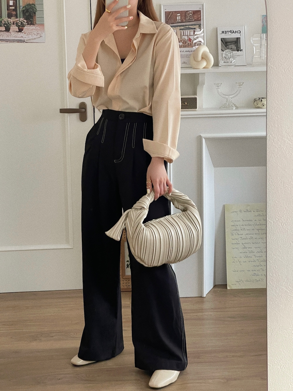 「大人カジュアル、春コーデ、はるコーデ、オトナ女子、シャツスタイル、ハイウエスト、プリーツバッグ、ラクチンコーデ、ゆるコーデ、ワイドパンツ、淡色コーデ、ベージュ、オフィスカジュアル、モード、ブーツ」｜「etadeの【etade】pleats chubby bag etda22s004（ハンドバッグ、ホワイト系）」を使った、T Λ Eさん（レディース・158cm）の春コーディネートの1枚目の写真
