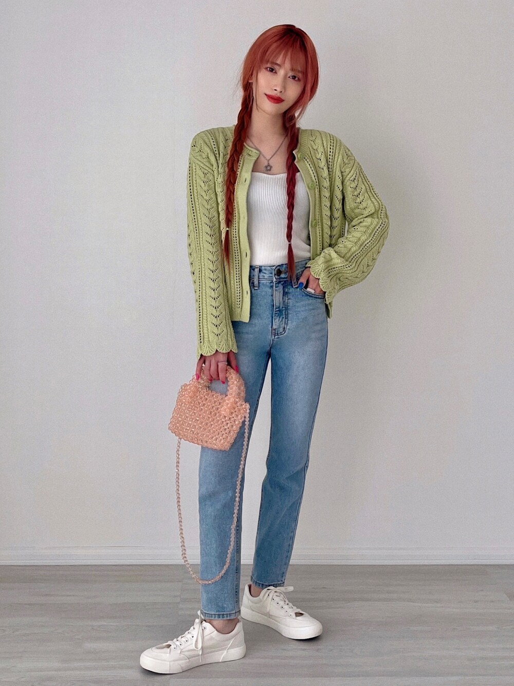 「PR、myCHANEL、今日のコスメと服、ビタミンカラー、シースルー、グリーン、透かし編みニット、GU、プチプラ、カーディガン、カラー×コーデ、韓国ファッション、レイヤードスタイル、デニムっていいよね、デニム」｜「etadeの【etade】【2022SS】beaded 2way bag etda22s005（ハンドバッグ、ピンク系）」を使った、T Λ Eさん（レディース・158cm）の春コーディネートの1枚目の写真