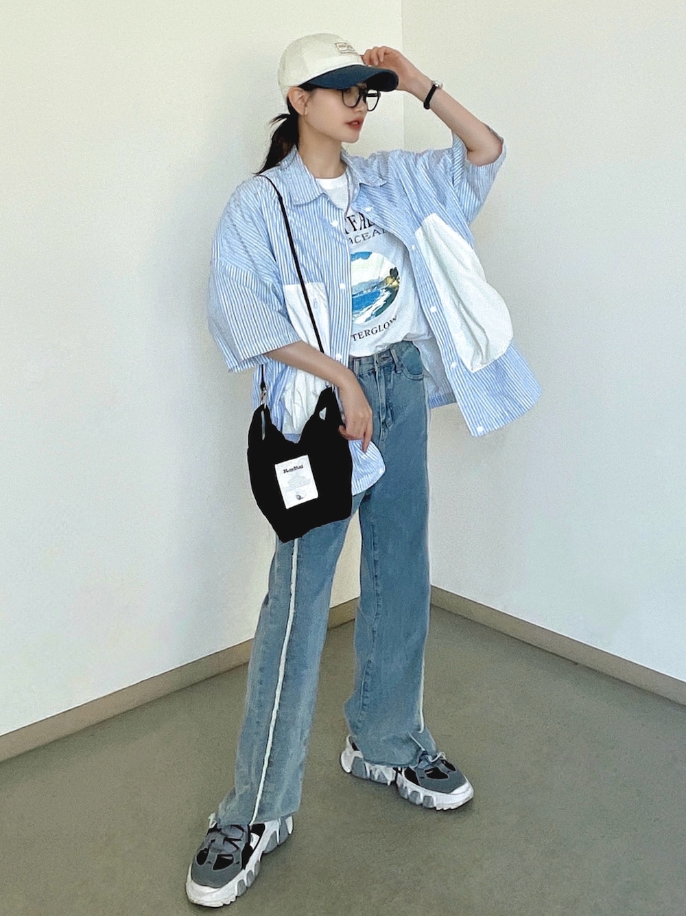 「スポーツミックス、夏コーデ、メガネ女子、キャップ、韓国ファッション、サンダル、デニム、ショルダーバッグ、テーマパークコーデ、アウトドアスタイル、ロゴT、レイヤードスタイル、フェススタイル、白Tシャツ、シンプルコーデ」｜「CANAL JEANのchoice_cnl(チョイス) ナイロン混ポケットシャツ（シャツ/ブラウス、その他）」を使った、T Λ Eさん（レディース・158cm）の夏コーディネートの1枚目の写真