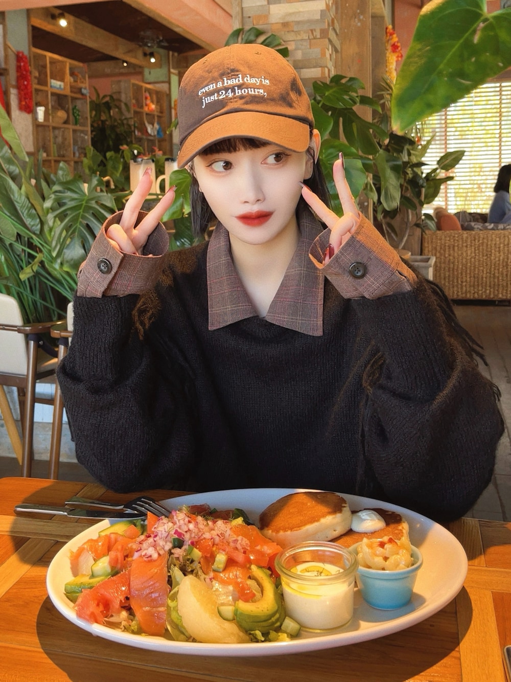 「今日のコスメと服、キャップ、ニット、レイヤードスタイル、韓国ファッション、お出かけコーデ、冬コーデ、秋冬コーデ、ブラウン、きれいめカジュアル、ストリート、チェック、休日スタイル、プチプラ、シャツスタイル」｜「JNBYのFringed Crew-neck Wool-blend Sweater（ニット/セーター、ブラック系）」を使った、T Λ Eさん（レディース・158cm）の秋コーディネートの1枚目の写真