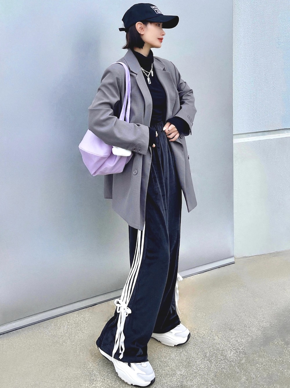 「今日のコスメと服、春のおしゃ見えテクニック、キャップ、スニーカー、パステルカラー、ショルダーバッグ、スポーツミックス、ストリート、レイヤードスタイル、ジャケットスタイル、春アウター、春のNewスタイル、春コーデ、韓国ファッション、モノトーン」｜「Chickのラウンドミニショルダーバッグ（ショルダーバッグ、パープル系）」を使った、T Λ Eさん（レディース・158cm）の春コーディネートの1枚目の写真