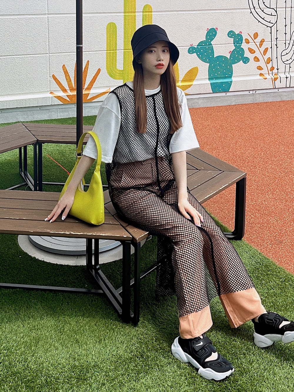 「夏コーデ、シンプルコーデ、メッシュ、ワンピース、モード、ストリート、NIKE、スポーツサンダル、韓国ファッション、GU、バケットハット、ロングワンピース、ビタミンカラー、夏だ！Tシャツ着よう！、カラーパンツ」｜「etadeのカットメッシュワンピ etdwd22s002（ワンピース、ブラック系）」を使った、T Λ Eさん（レディース・158cm）の夏コーディネートの1枚目の写真