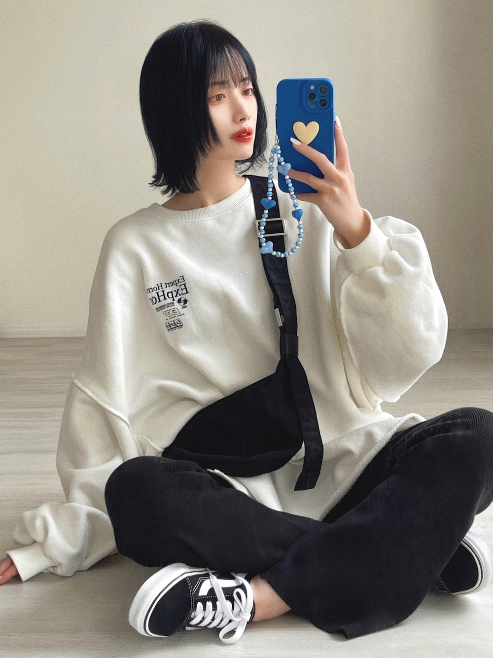 「アツいコーデ全部見せ、今日のコスメと服、秋服準備はじめました、スウェット、ショルダーバッグ、韓国ファッション、休日スタイル、モノトーン、ストリート、ロゴT、袖ボリューム、スニーカーコーデ、メンズライク、シンプル、ビッグシルエット」｜「CANAL JEANのvia j(ヴィアジェイ) "Expert Horror"ロングTシャツ（Tシャツ/カットソー、ホワイト系）」を使った、T Λ Eさん（レディース・158cm）の夏コーディネートの1枚目の写真