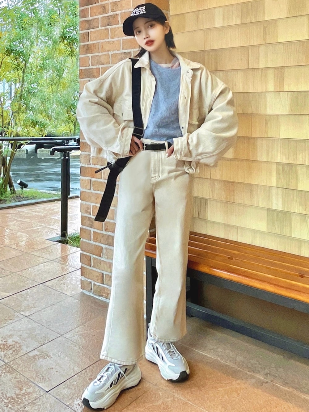 「今日のコスメと服、春のNewスタイル、春のおしゃ見えテクニック、春服みてみて、春アウター、春色、スニーカー、ジャケットスタイル、パステルカラー、キャップ、セットアップ、レイヤードスタイル、大人カジュアル、スポーツミックス、デニムジャケット」｜「ROPE' PICNICのシャギーニットショート丈プルオーバー（ニット/セーター、ブルー系）」を使った、T Λ Eさん（レディース・158cm）の春コーディネートの1枚目の写真
