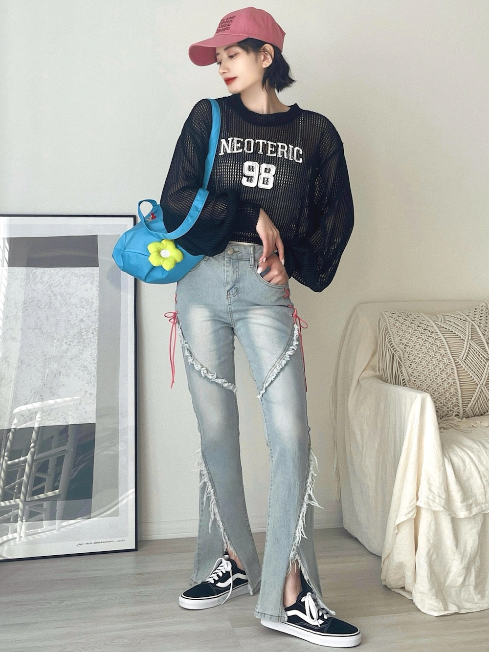 「今日のコスメと服、キャップ、スニーカー、デニム、ショルダーバッグ、韓国ファッション、ピンク、シンプルコーデ、アウトドアスタイル、スポーツミックス、休日スタイル、シアートップス、春夏コーデ、モード、お出かけコーデ」｜「Ada.のナンバリング刺繍 クロップド メッシュトップス（ニット/セーター、ブラック系）」を使った、T Λ Eさん（レディース・158cm）の春コーディネートの1枚目の写真