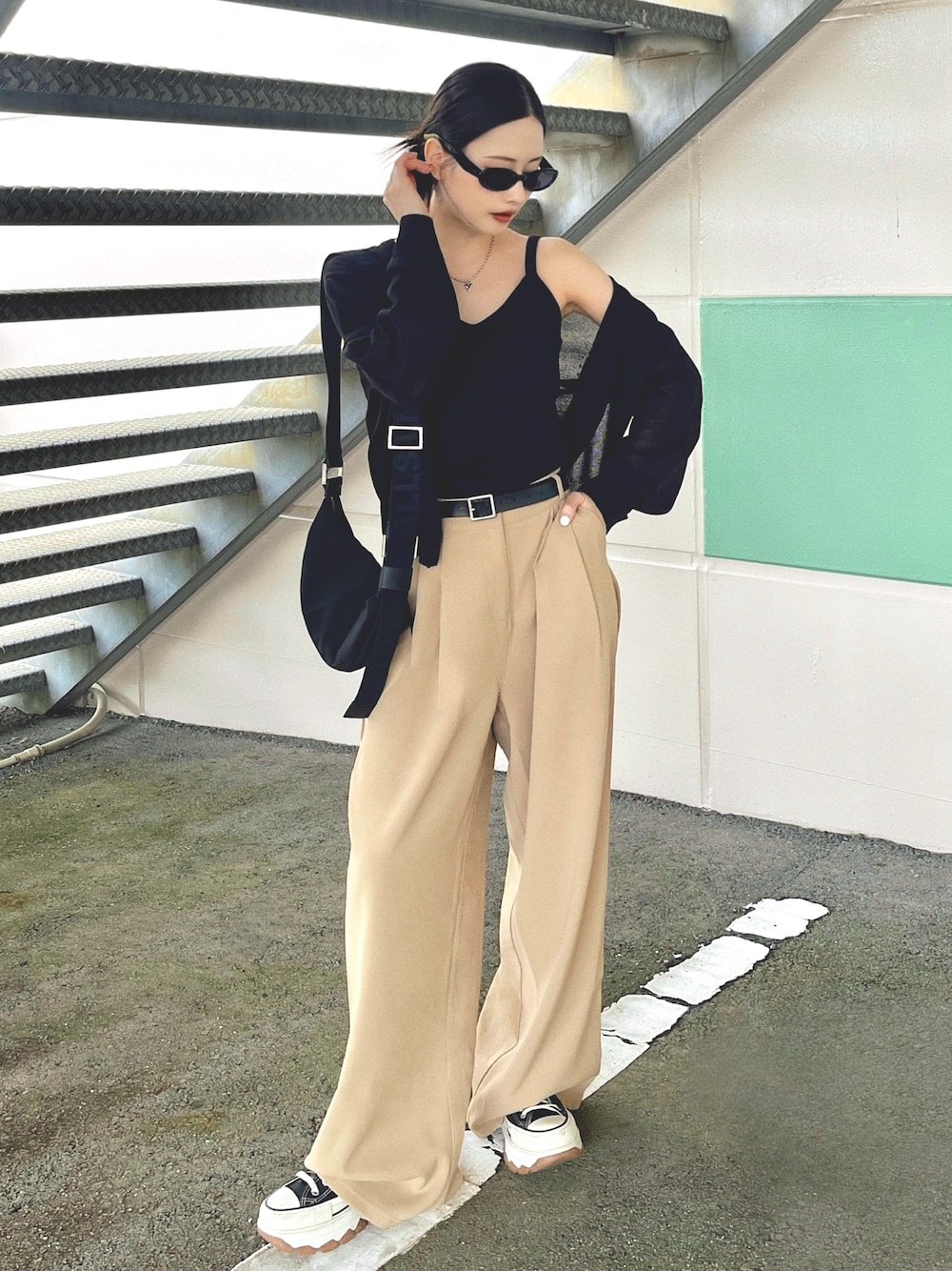「レイヤードスタイル、夏コーデ、韓国ファッション、アウトドアスタイル、フェススタイル、お出かけコーデ、ブラックコーデ、プチプラ、サングラス、厚底シューズ、スニーカー、ショルダーバッグ、シアートップス、きれいめカジュアル、キャミソール」｜「BEIDELLIのシースルーキャミソールカーディガンセットアップ（トップス、ブラック系）」を使った、T Λ Eさん（レディース・158cm）の夏コーディネートの1枚目の写真