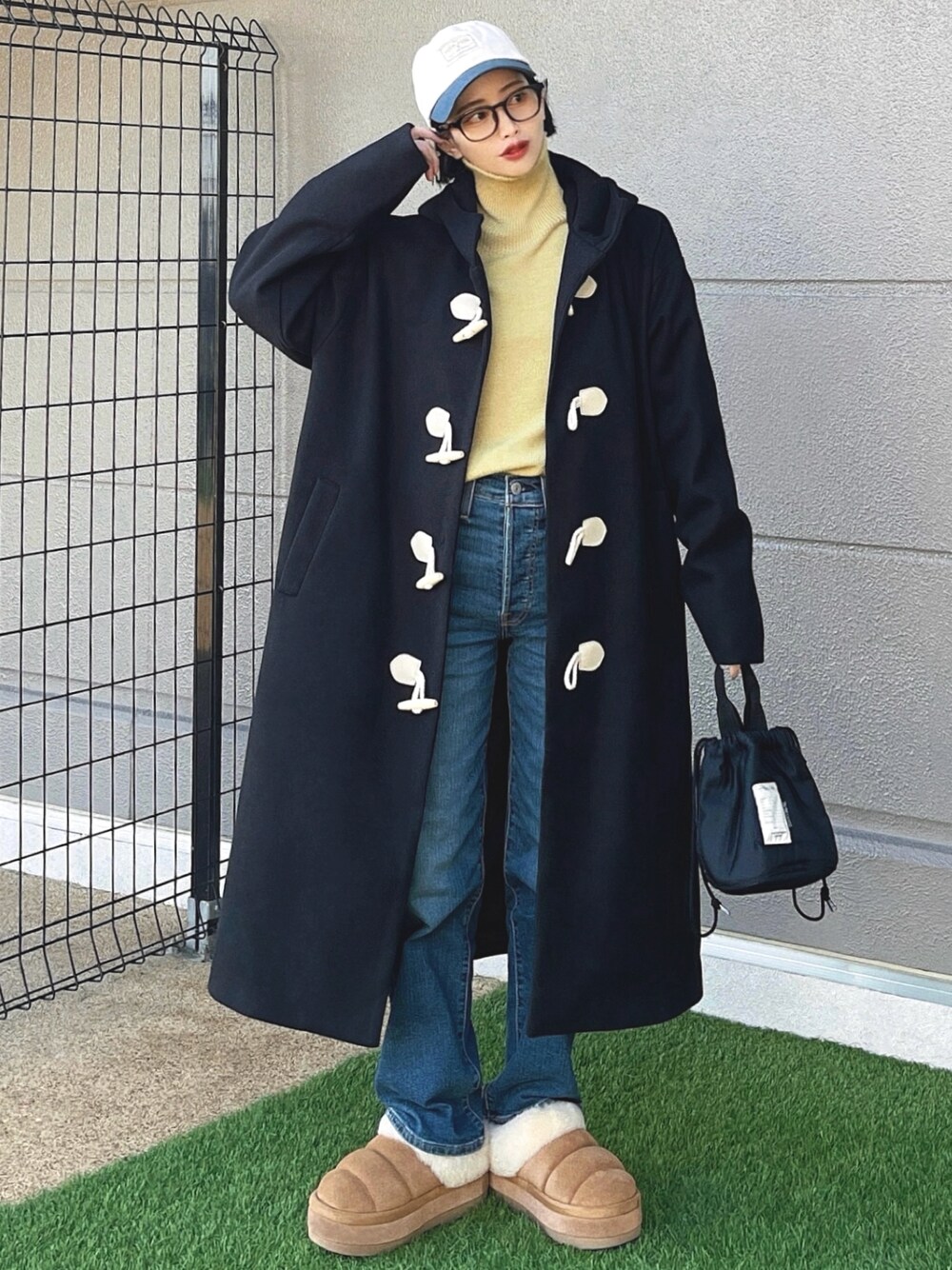 「リーバイス、リーバイス24SS、ZOZO限定、Levis、PR、冬を彩る色いろコーデ、今日のコスメと服、タートルネック、ムートンブーツ、レイヤードスタイル、冬コーデ、ニット、キャップ、デニム、ロングコート」｜「Levi'sの【ZOZO限定】Levi's/リーバイス RIBCAGE STRAIGHT（デニムパンツ、ブルー系）」を使った、T Λ Eさん（レディース・158cm）の冬コーディネートの1枚目の写真